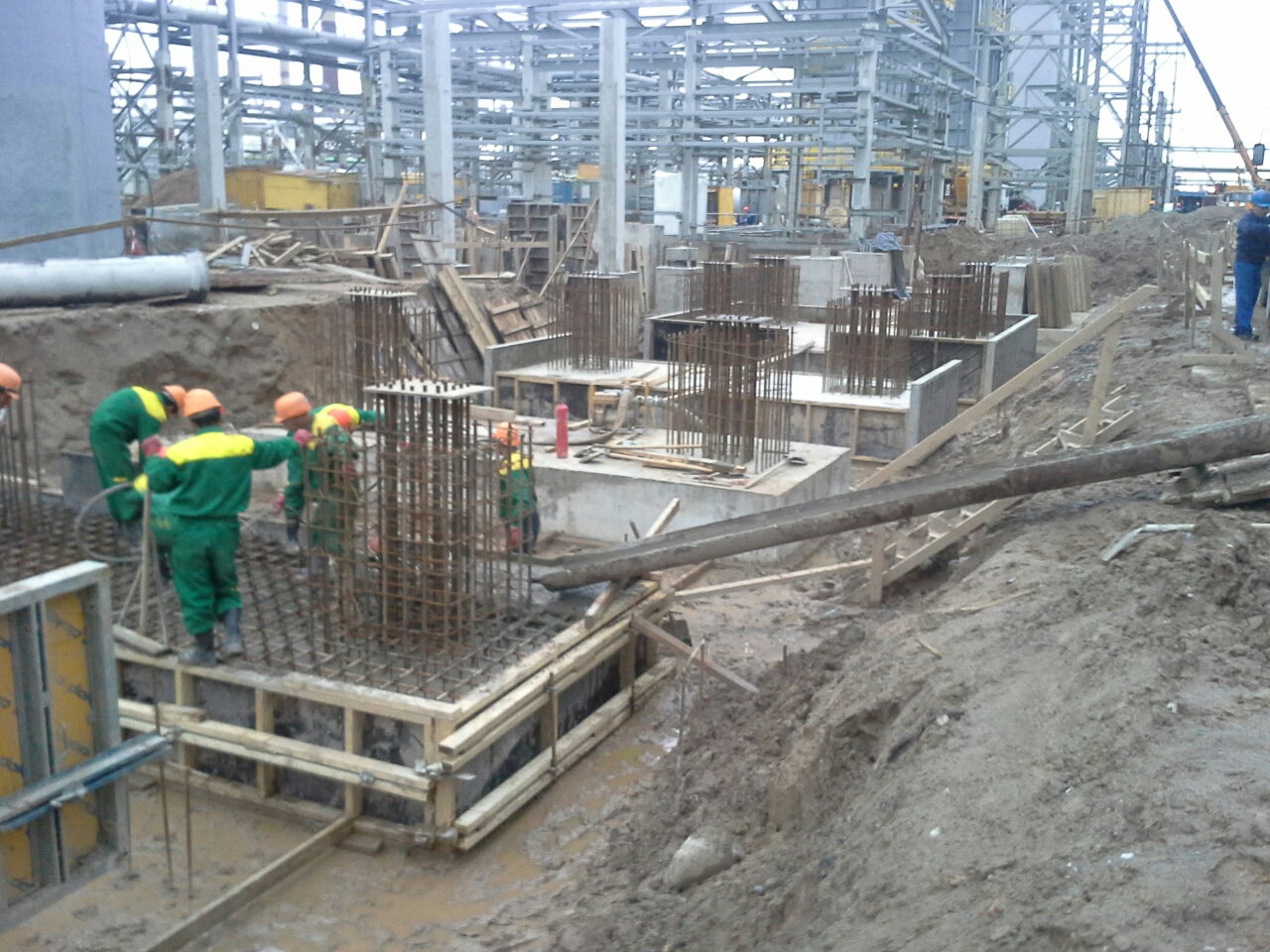 Завершение заливки фундамента на комплексе КИНЕФ в г.Кириши