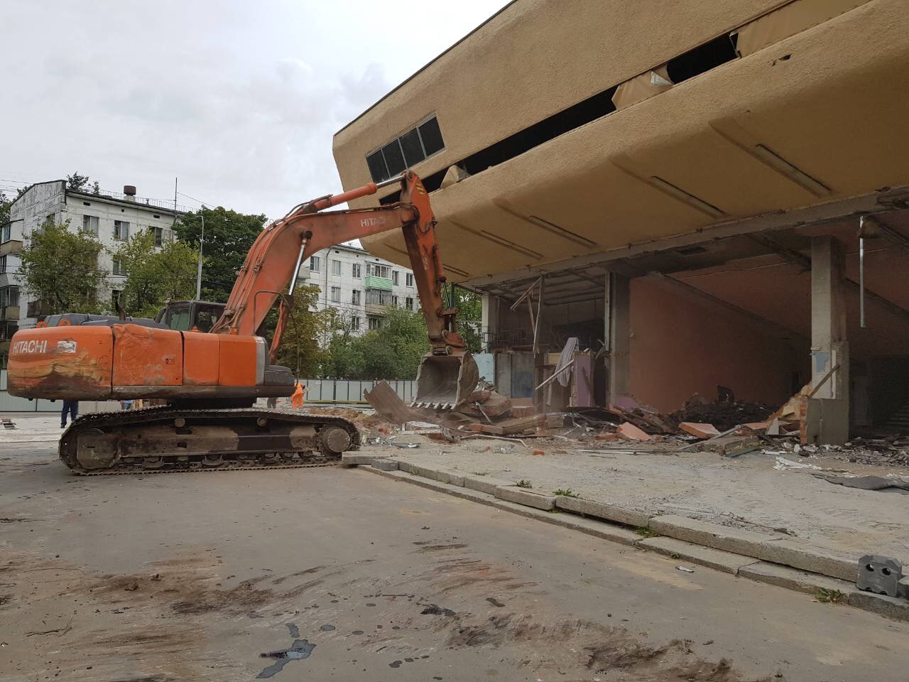 Демонтаж старого здания кинотеатра «Эльбрус»