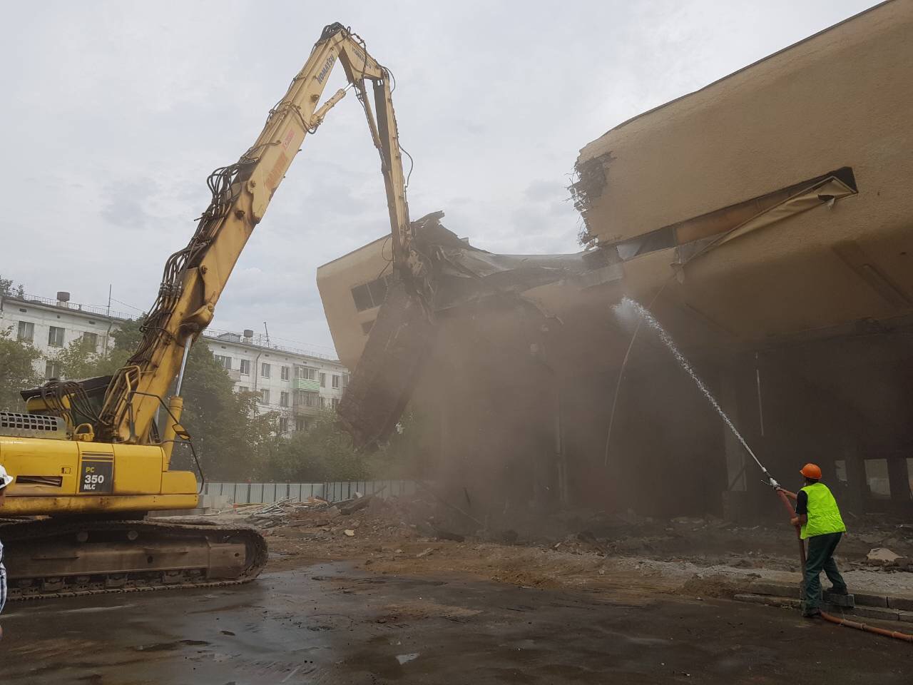 Демонтаж старого здания кинотеатра «Эльбрус»